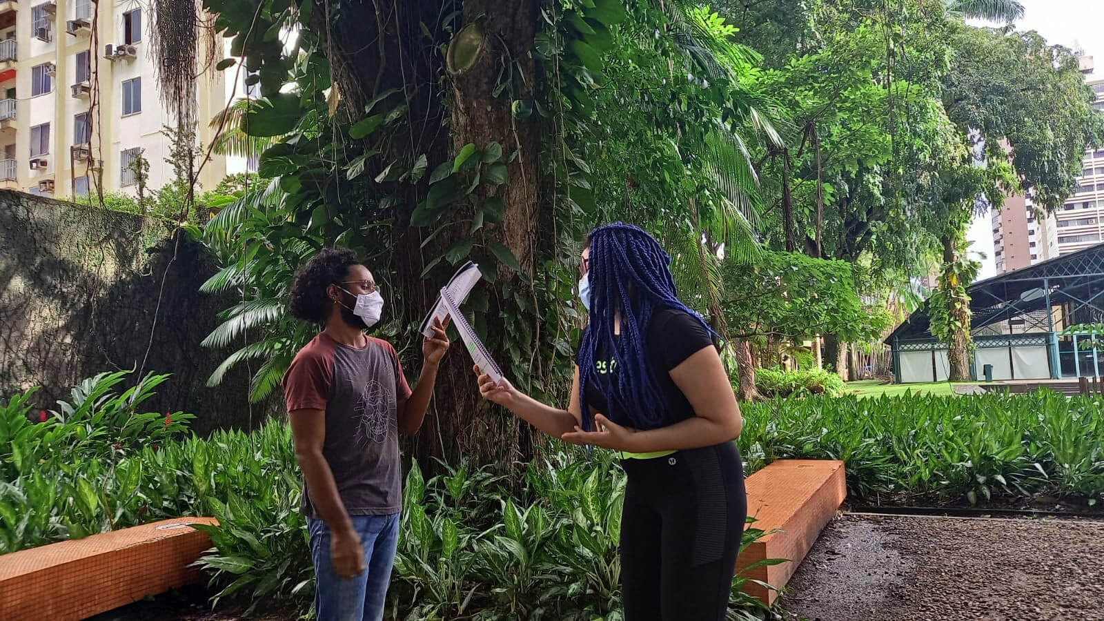 Leia mais sobre o artigo Teatro em Outeiro: Companhia Únicos chega à ilha e lança projeto social de formação de atores