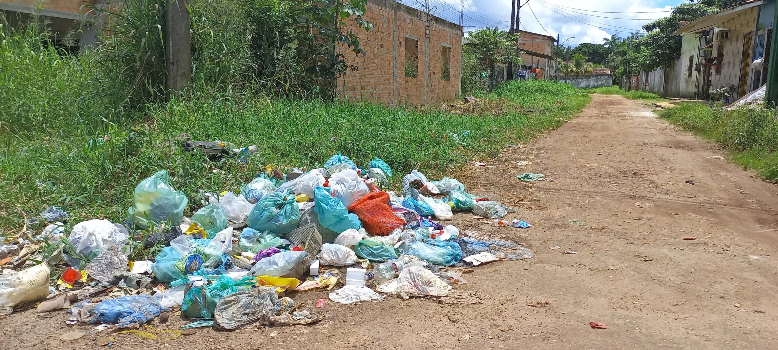 Leia mais sobre o artigo Ineficiência da coleta pública de lixo transforma Outeiro na ilha da sujeira